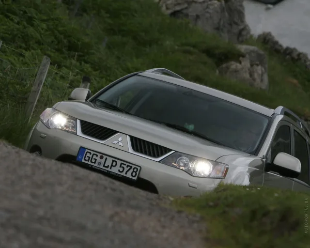 Mitsubishi Outlander XL 2005 (Мицубиси Аутлендер) кроссовер — 25