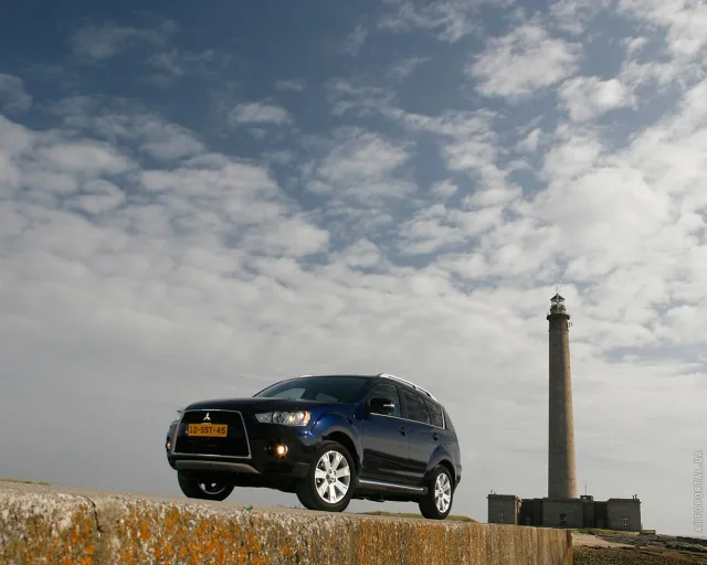 Mitsubishi Outlander XL кросовер — 10