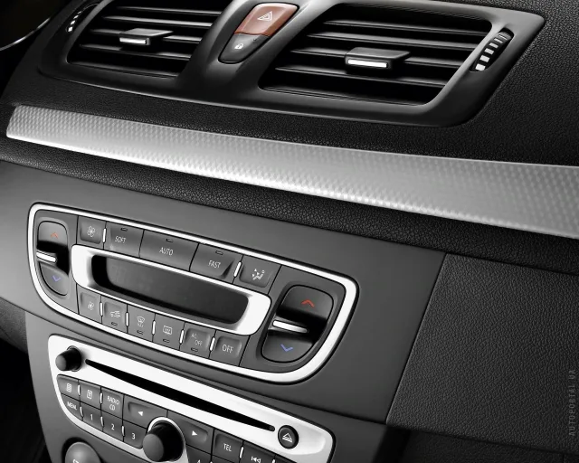 Renault Megane III hatchback — 13