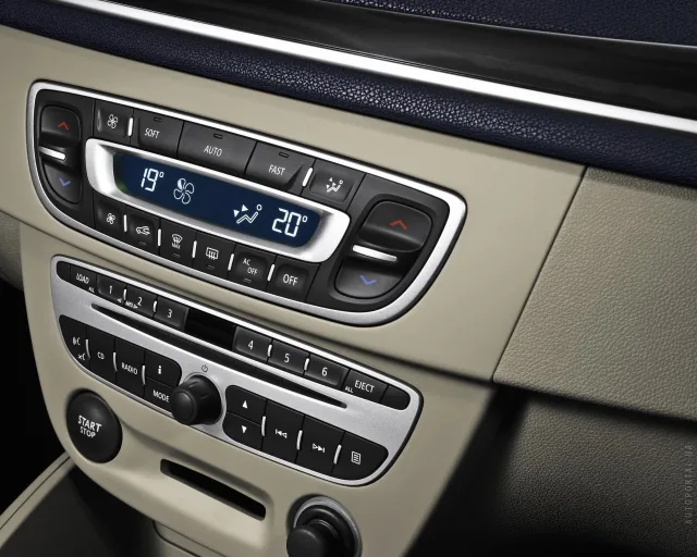 Renault Megane III hatchback — 10