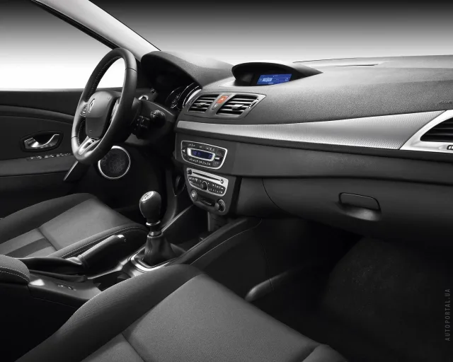 Renault Megane III hatchback — 11