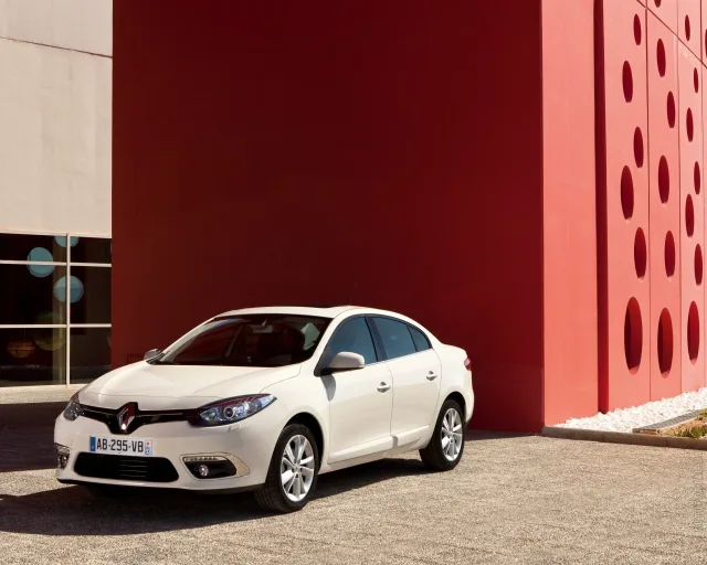 Renault Fluence 2012 седан — 6