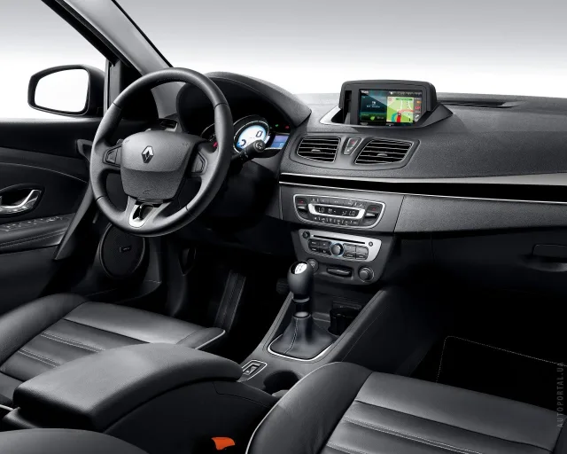 Renault Fluence 2012 седан — 4