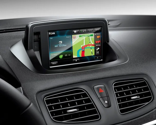 Renault Fluence 2012 седан — 3