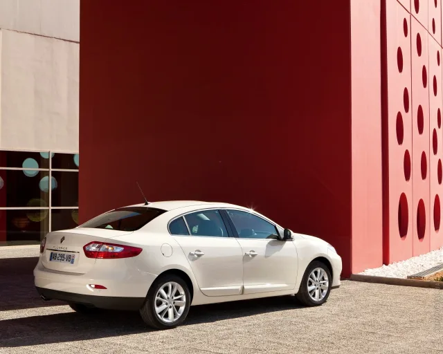 Renault Fluence 2012 седан — 5