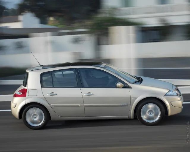 Renault Megane II (Рено Меган) 5-ти дверный хетчбэк — 13