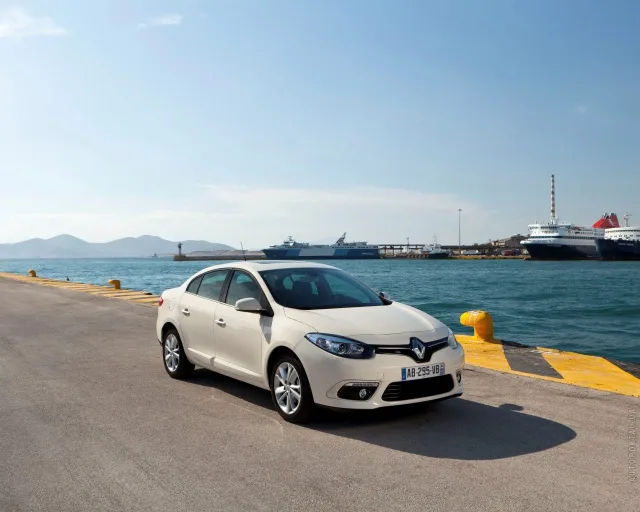 Renault Fluence 2012 седан — 7