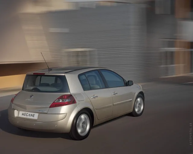Renault Megane II (Рено Меган) 5-ти дверный хетчбэк — 15