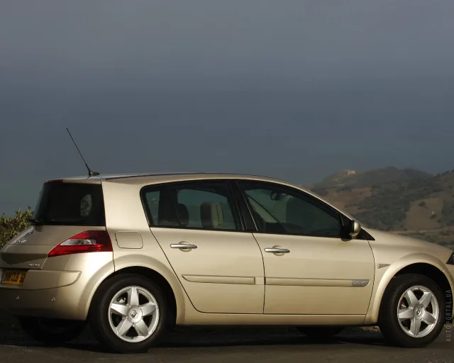 Renault Megane II (Рено Меган) 5-ти дверный хетчбэк — 16