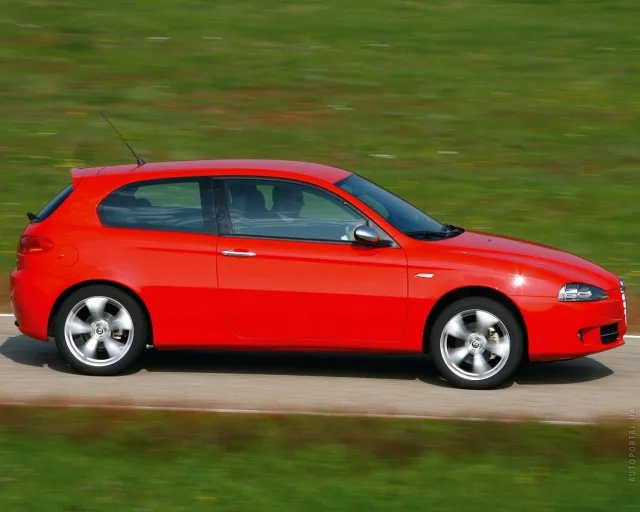 Alfa Romeo 147 3dr 3-дверний хетчбек — 7