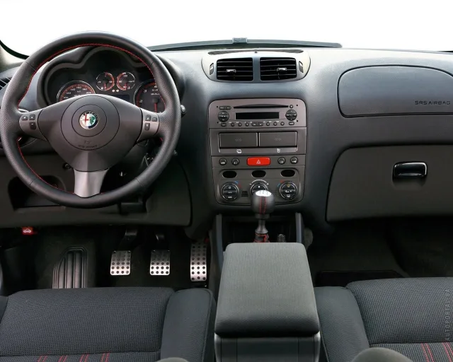 Alfa Romeo 147 3dr 3-дверний хетчбек — 2