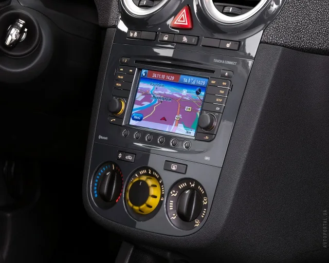 Opel Corsa 2011 hatchback — 3