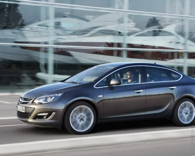 Opel Astra J седан — 5