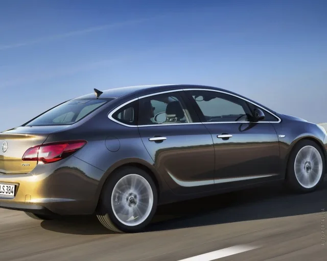 Opel Astra J седан — 4