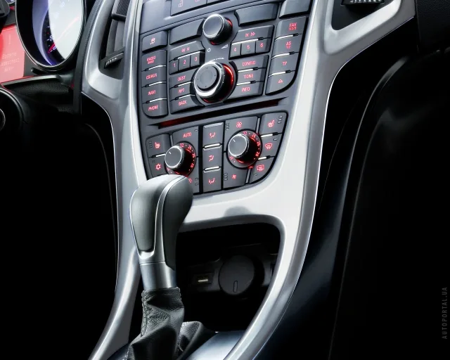Opel Astra J хетчбек — 4