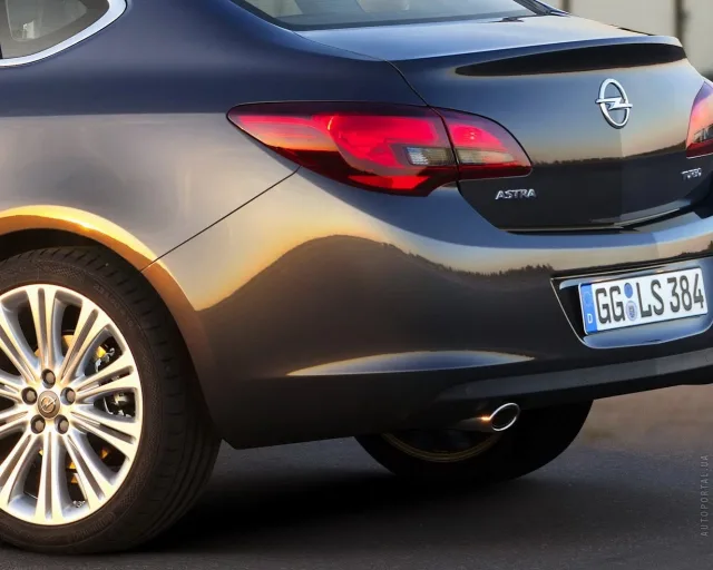 Opel Astra J седан — 10