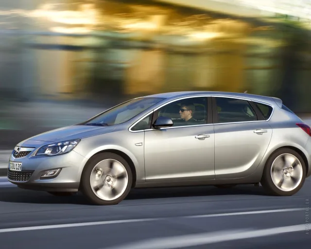 Opel Astra J хетчбек — 12