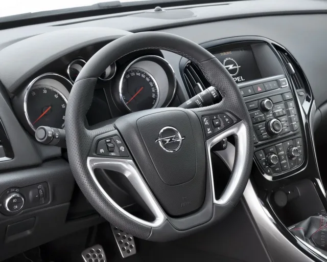 Opel Astra J седан — 3