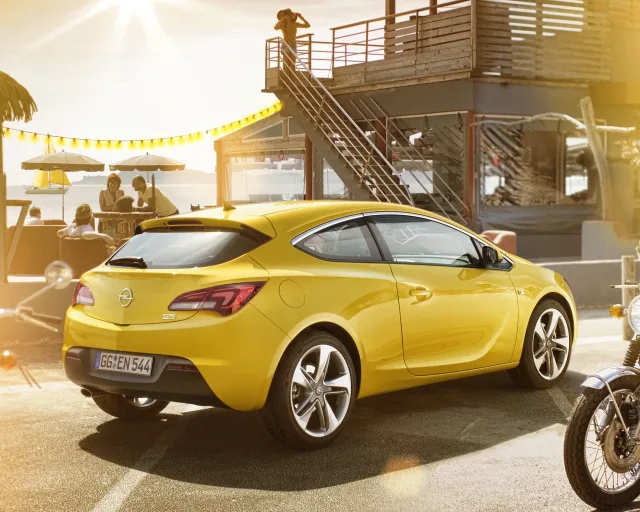 Opel Astra J GTC хетчбек — 9