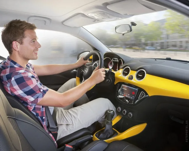 Opel Adam 1.2 MT Essentia — 4