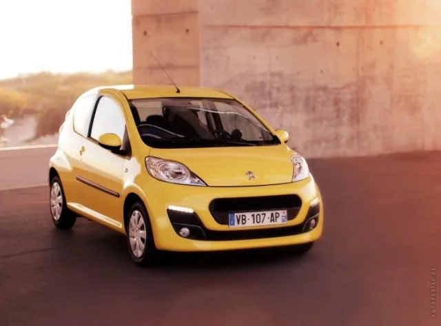 Peugeot 107 2013 3-дверний хетчбек — 4