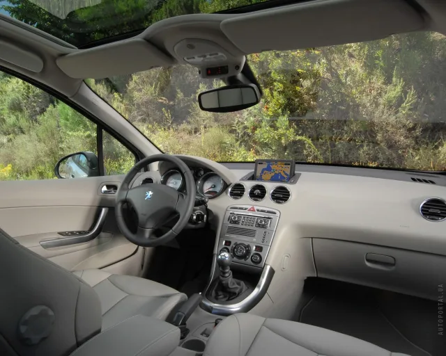 Peugeot 308 2008 hatchback — 4