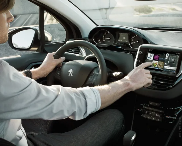 Peugeot 208 5d (Пежо 208) 5-ти дверный хэтчбек — 3