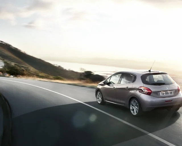 Peugeot 208 5d (Пежо 208) 5-ти дверный хэтчбек — 8