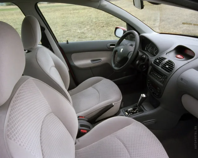 Peugeot 206 3-дверний хетчбек — 6