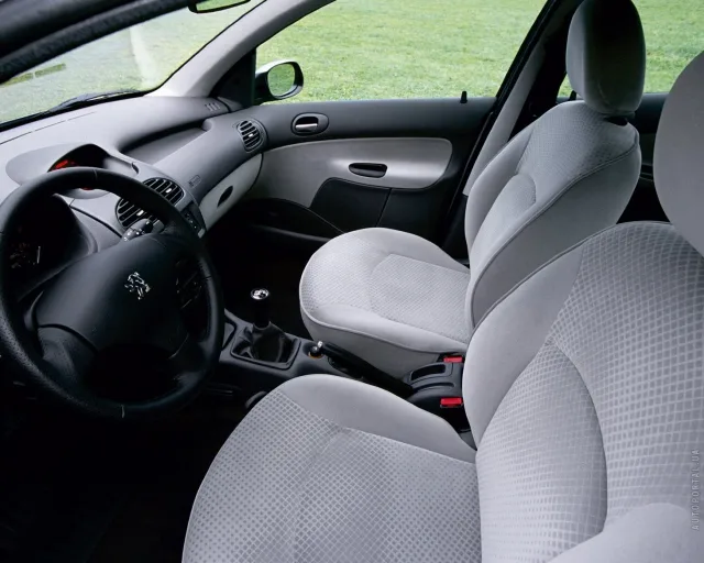 Peugeot 206 3-дверний хетчбек — 9