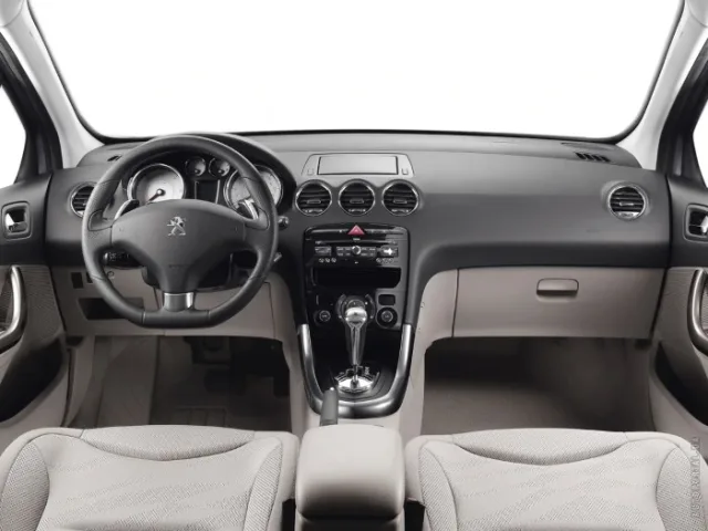 Peugeot 308 2011 хетчбек — 2