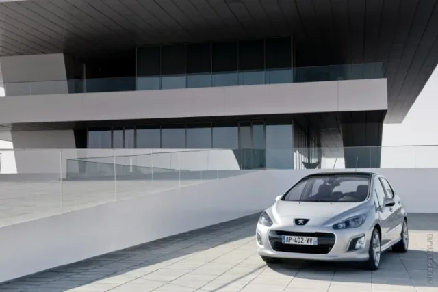 Peugeot 308 2011 хетчбек — 9