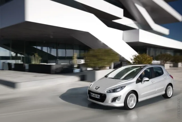 Peugeot 308 2011 хетчбек — 6