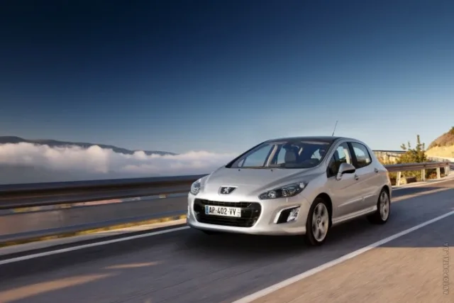Peugeot 308 2011 хетчбек — 3