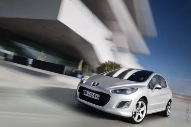 Peugeot 308 2011 хетчбек — 4