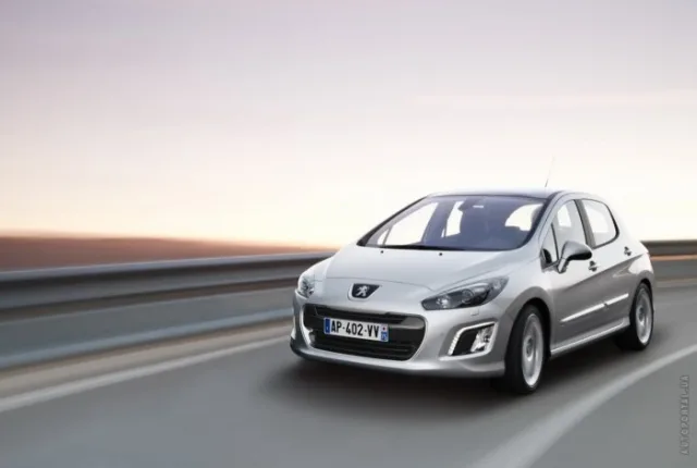 Peugeot 308 2011 хетчбек — 8
