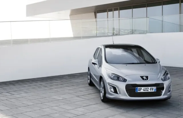 Peugeot 308 2011 хетчбек — 7