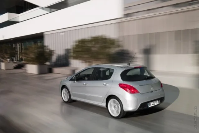 Peugeot 308 2011 хетчбек — 5