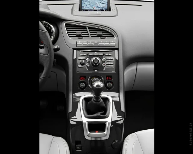 Peugeot 5008 1.6 MT — 25