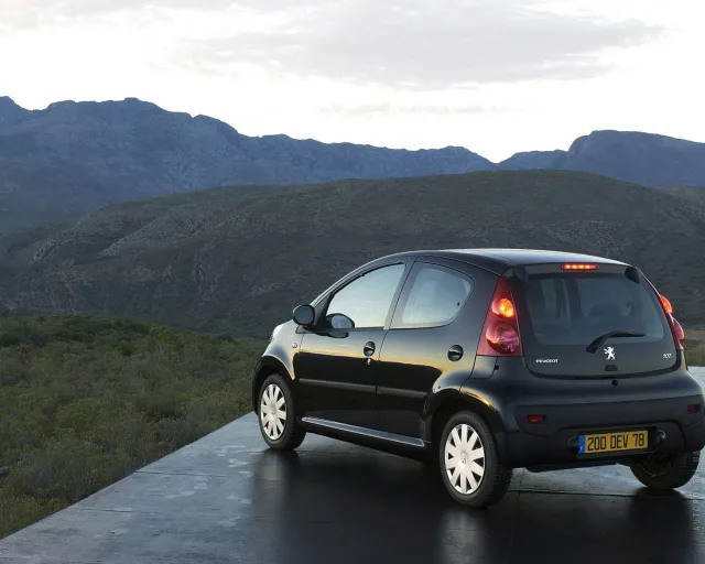 Peugeot 107 1.0 MT Black&Silver — 14