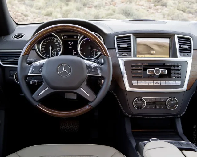 Mercedes-Benz M-Class 2012 кросовер — 12