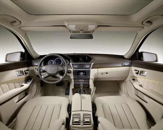 Mercedes-Benz E 250 CGI AT — 10