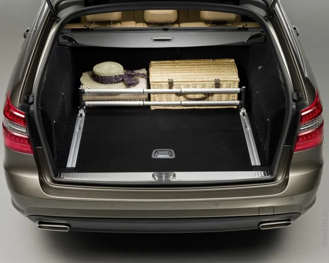 Mercedes-Benz E 250 CGI AT — 3