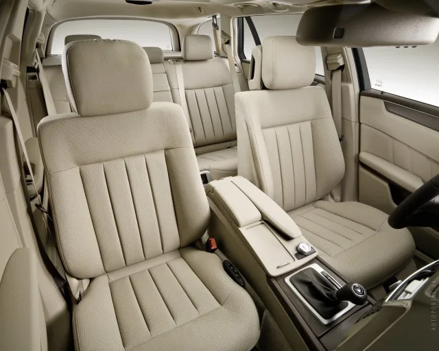 Mercedes-Benz E 250 CGI AT — 11