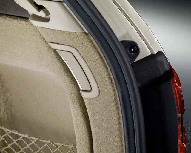 Mercedes-Benz E 250 CGI AT — 7