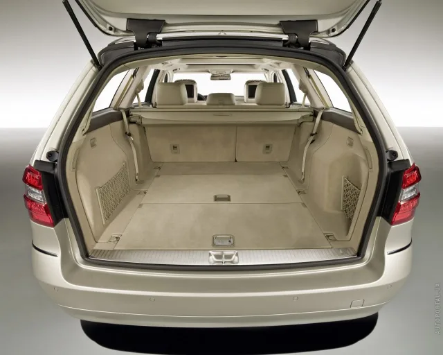 Mercedes-Benz E 250 CGI AT — 19