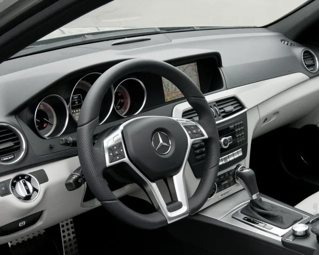 Mercedes-Benz C 200 CGI BlueEFFICIENCY — 9