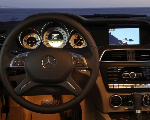 Mercedes-Benz C 200 CGI BlueEFFICIENCY — 17