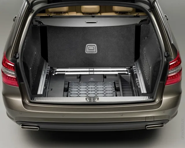 Mercedes-Benz E 250 CGI AT — 8