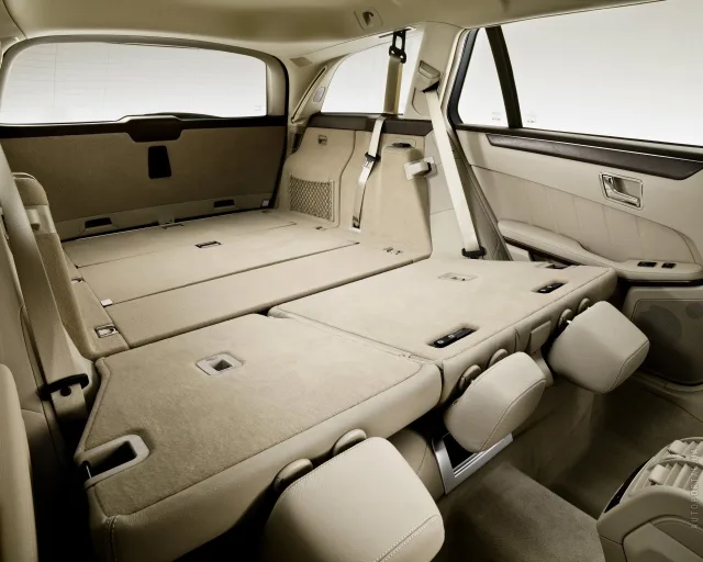 Mercedes-Benz E 250 CGI AT — 16